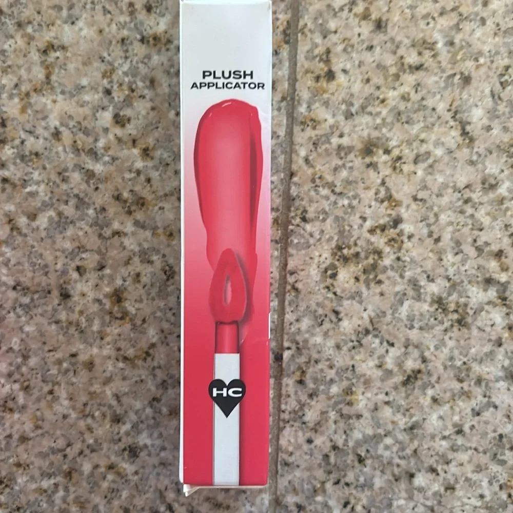 Hard Candy | Face Off Blush 4 Blurring Brush Soft Matte Finish Plush Applicator